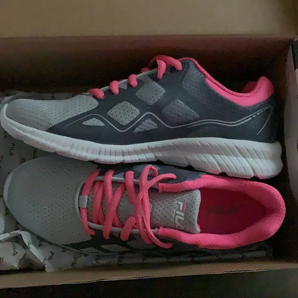 Fila 🌟Host Pick🌟 NWT size 4 youth running-  pink/gray - Picture 5 of 6